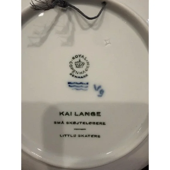 Vintage Royal Copenhagen Collectible Christmas Plate "Little Skaters" 1965 - Picture 5 of 5